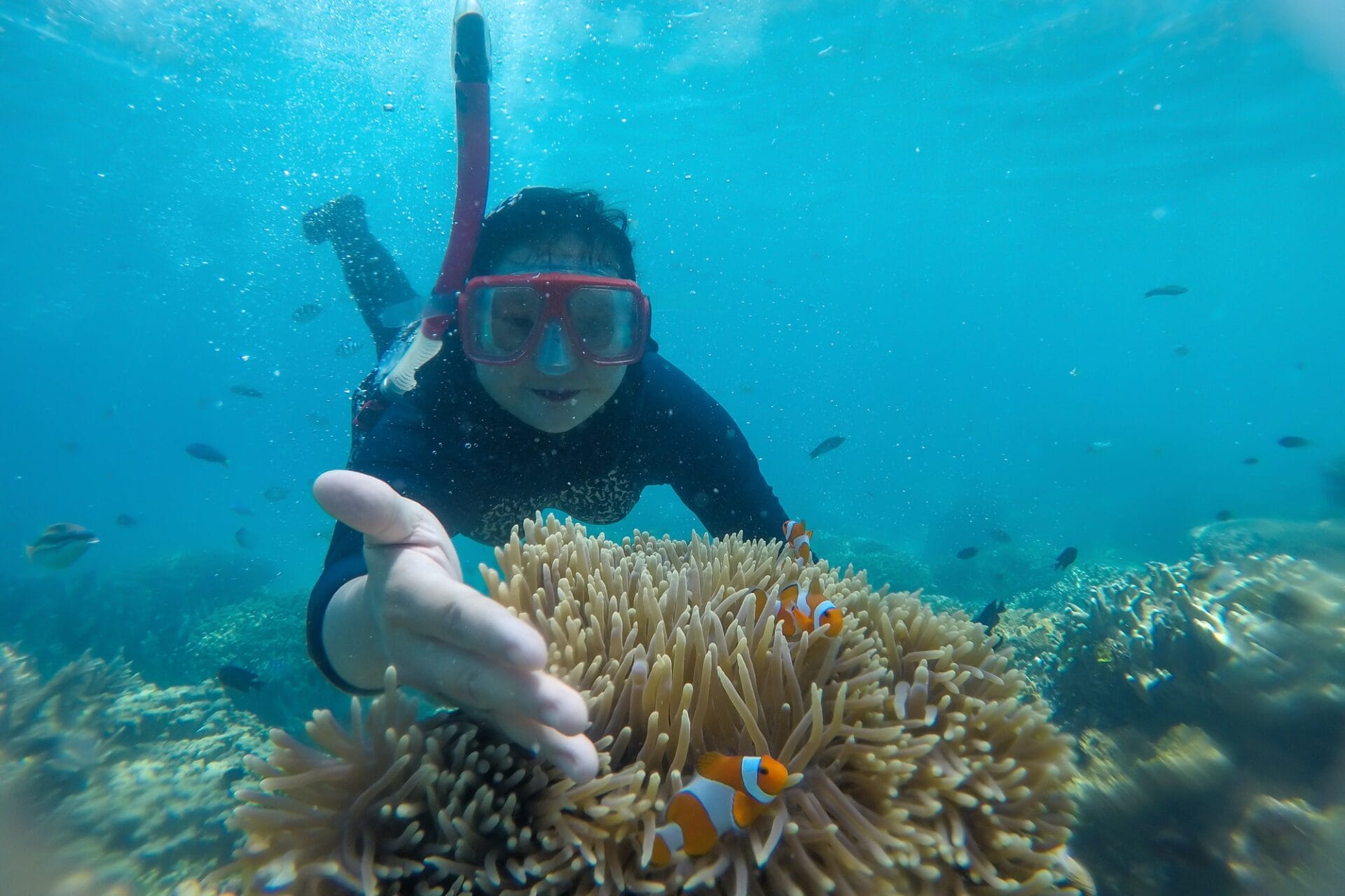 Freediver membuat lingkaran gelembung di bawah laut
